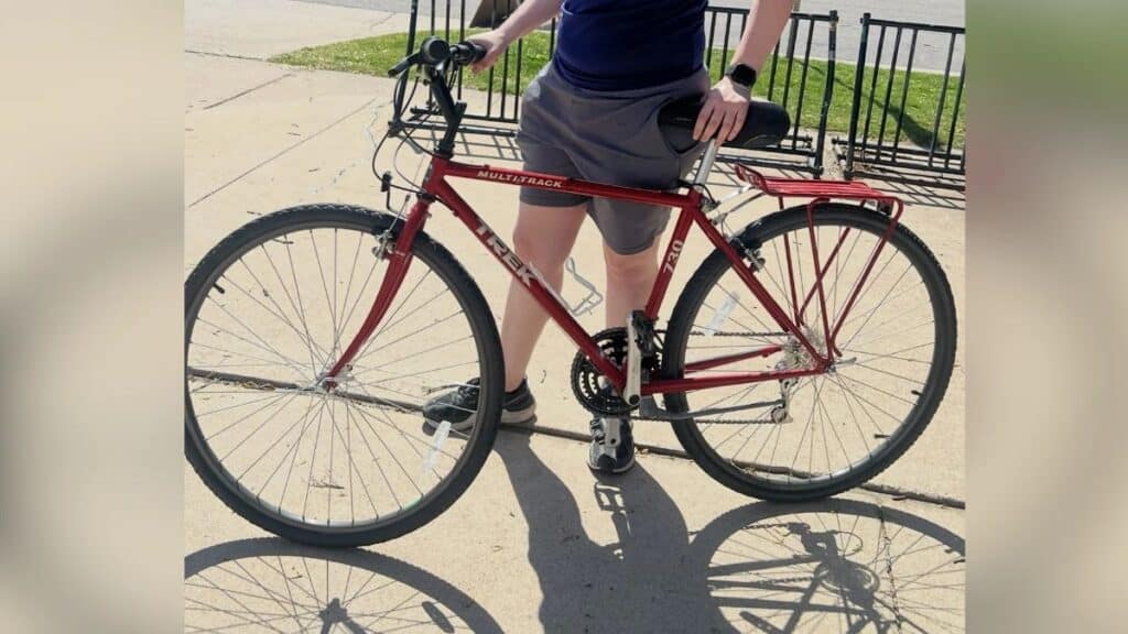 Stolen classic red and white Trek 730 Multitrack hybrid bicycle with serial number TIK03908.